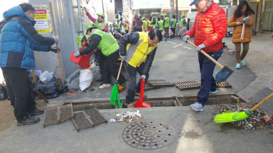 구로구가 10, 11일 이틀간 겨우내 방치됐던 묵은 쓰레기를 수거하는 봄맞이 대청소를 실시했다. 이번 대청소는 15개 동 깔끔이 봉사단원과 기관·단체 회원, 노인회 회원 등이 참석한 가운데 골목길, 소공원, 이면도로 등 청소 취약지역을 돌며 실시했다. 특히 빗물받이 내에 오랫동안 쌓여있던 쓰레기를 걷어내 우천 시 빗물이 넘쳐 도로로 역류하는 현상을 사전에 예방했다. 구로구 제공